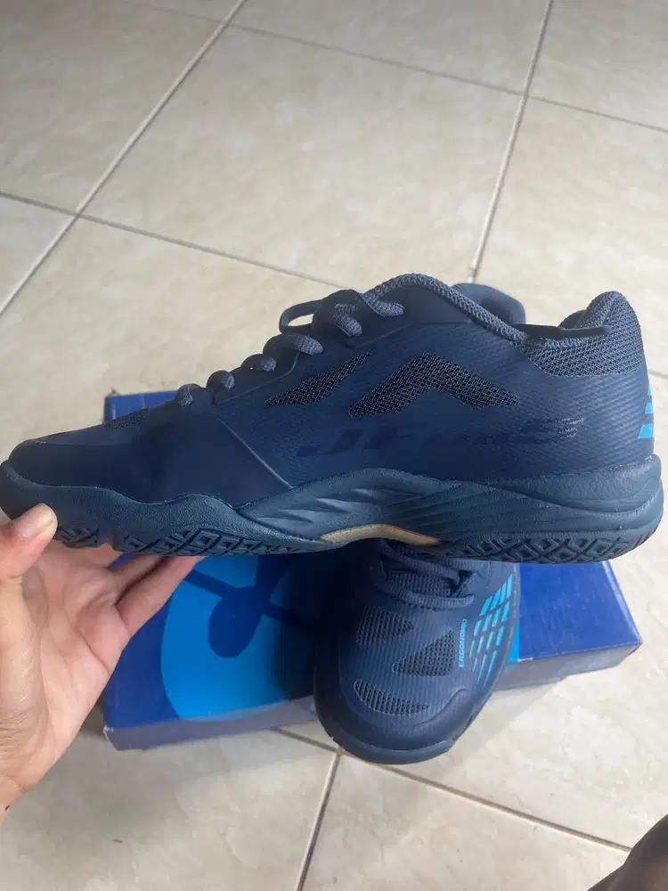 Sepatu badminton ukuran 38