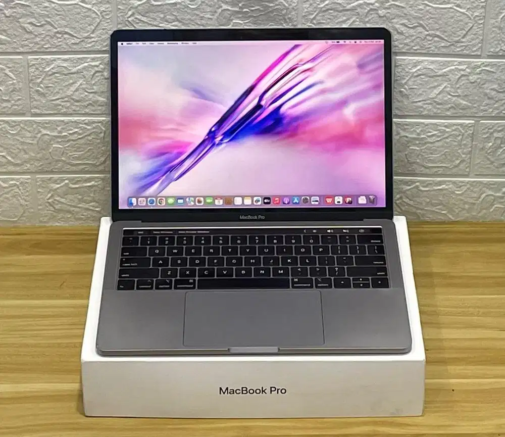 Jual cepat macbook 2018 ibox Tacbar