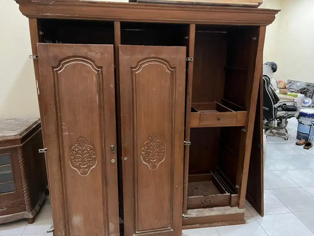 Lemari pakaian 3 pintu