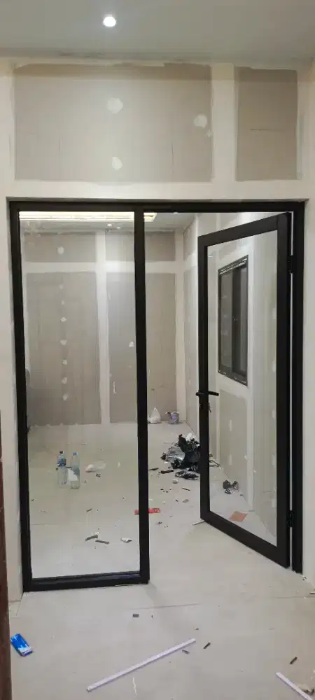 Partisi gypsum dan pengecatan