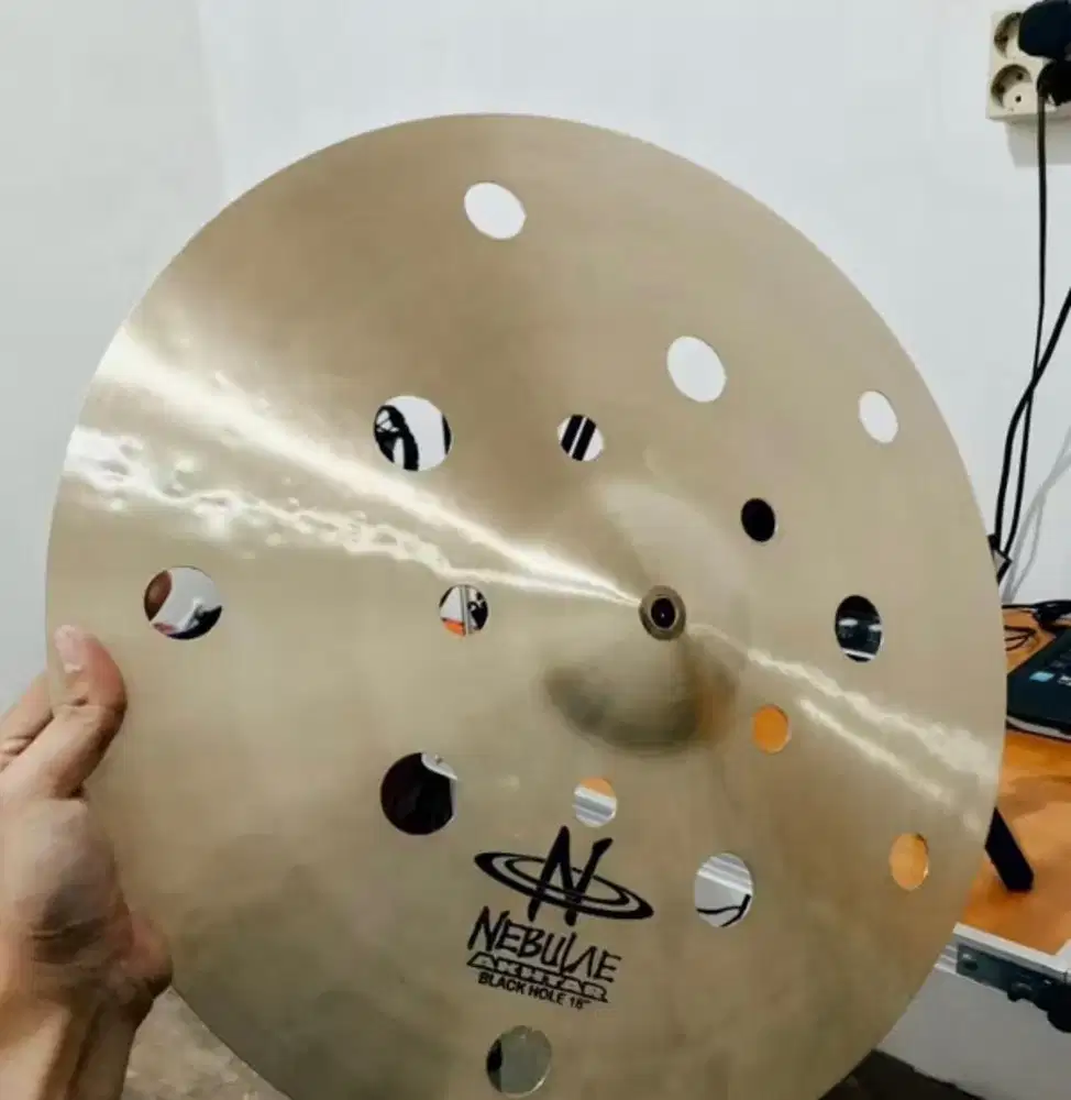 Cymbal nabulae aktar crash 18 inchi black hole mulus parah