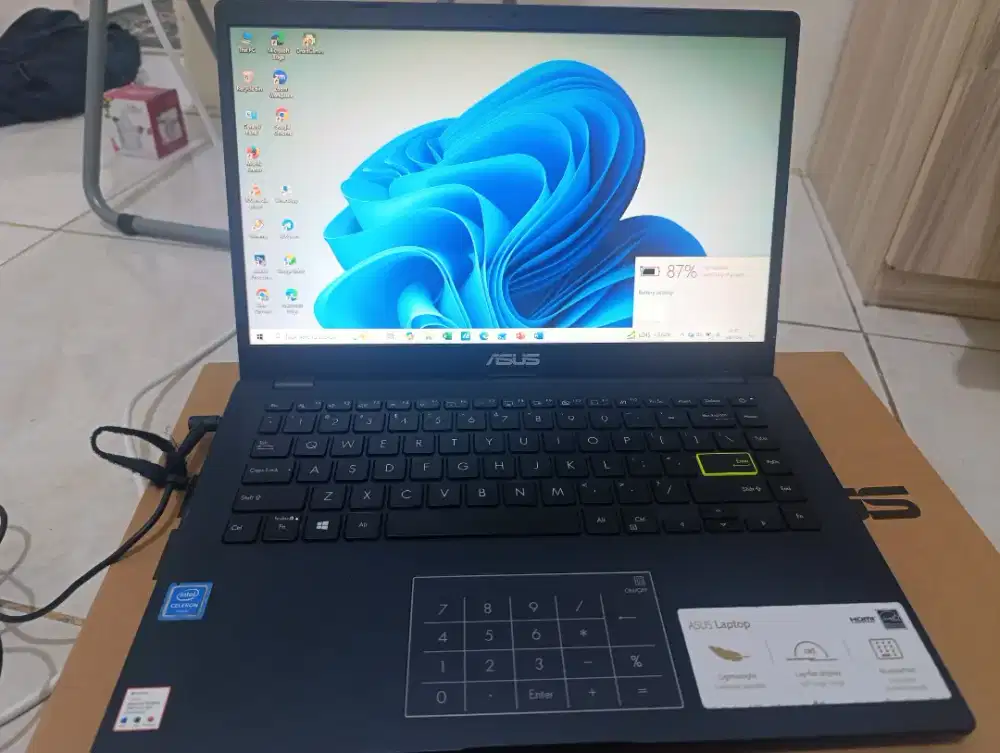 Asus E410MA , 4/512 . lengkap,mulus