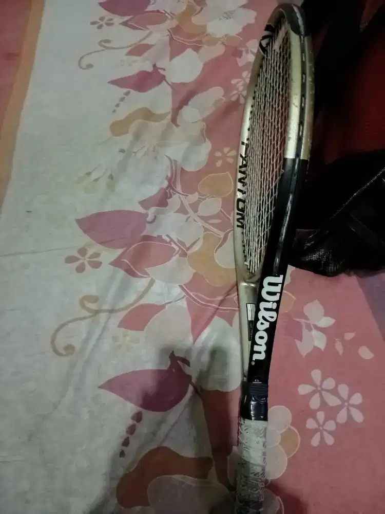 Raket tenis merk Wilson