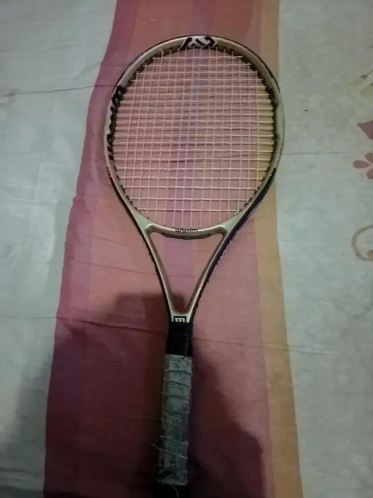 Raket tenis merk Wilson
