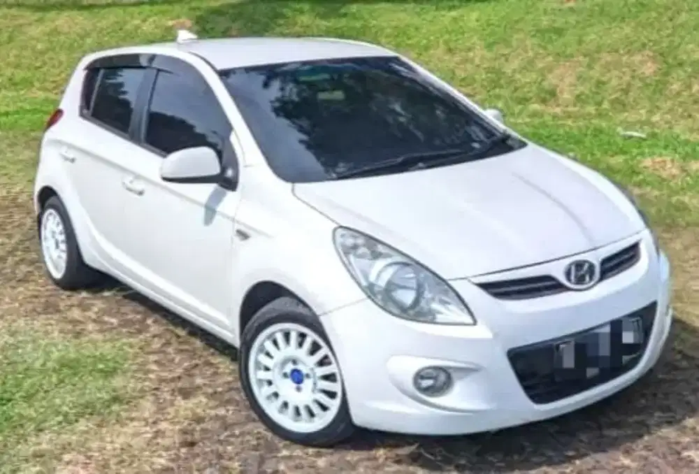 HYUNDAI i20 AT PUTIH 2009 MULUS ORISINIL SIAP PAKAI