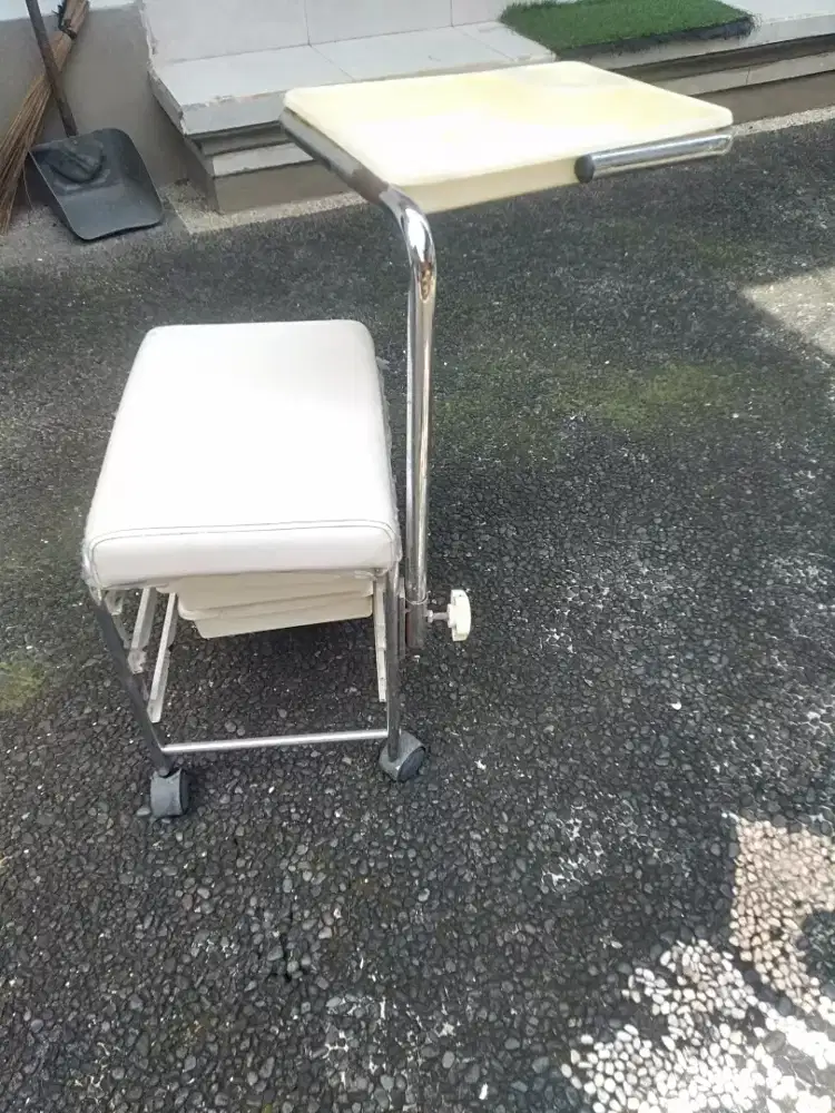 Meja serba guna tuk meni pedicure