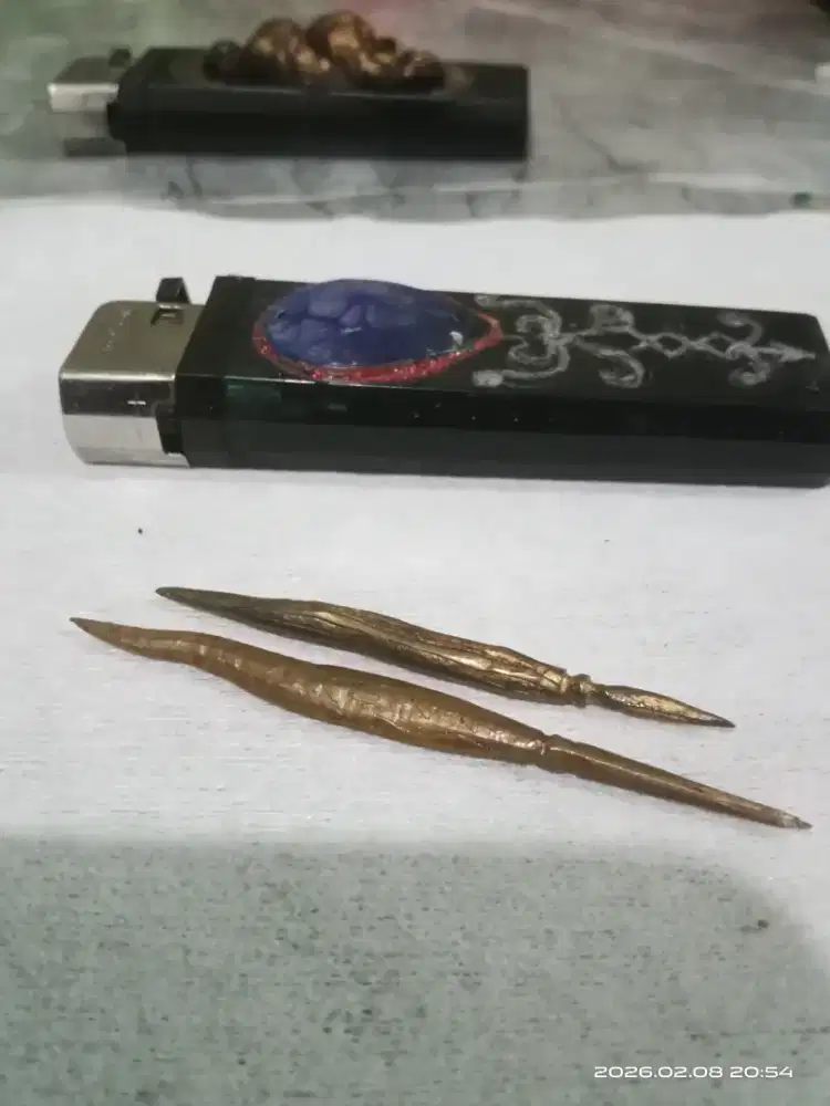 Sepasang besi kuning bunga suroh.