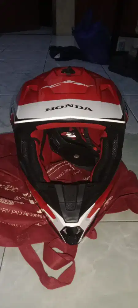 Helm CRF warna merah