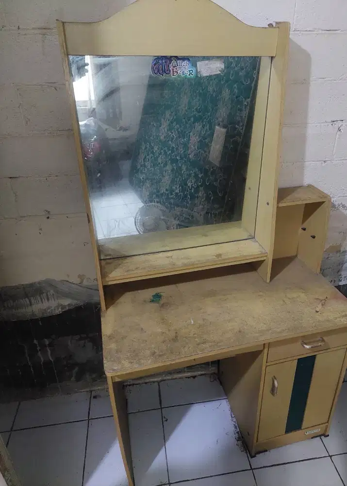 MEJA RIAS cermin besaar bahan kayu murmer - bekas pemakaian