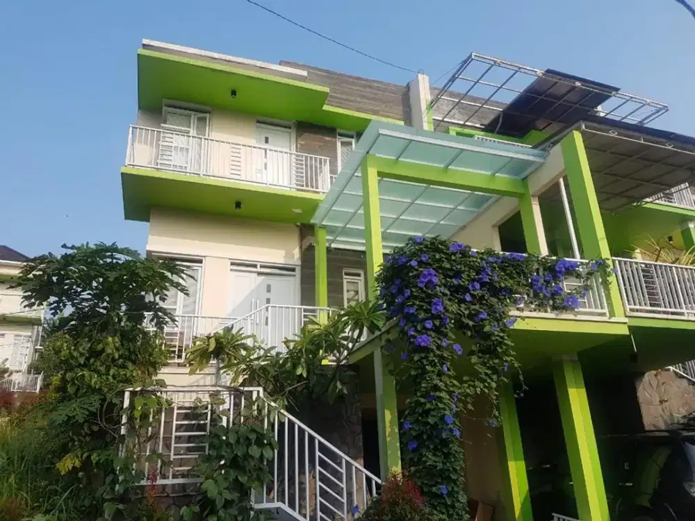 Dijual rumah 2 lantai siap huni di jl Padasuka