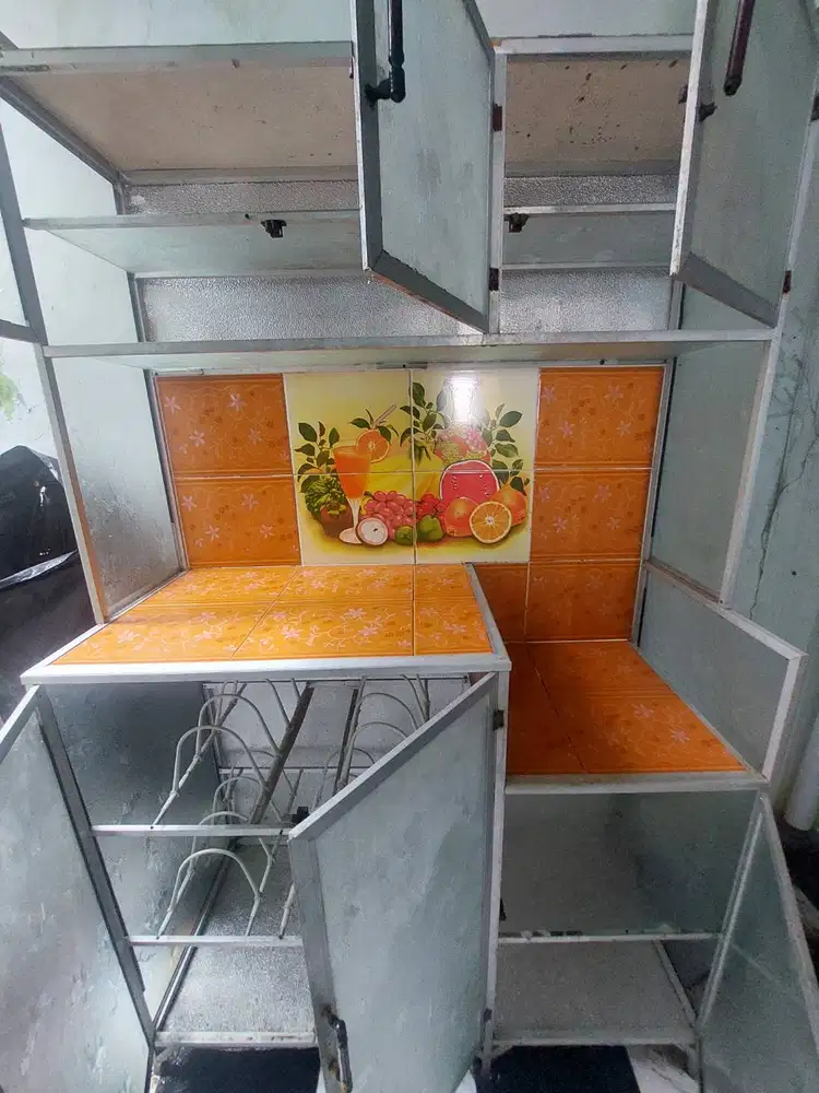 Rak Piring / Lemari Dapur Kaca Aluminium Bekas – 3 Pintu kokoh khusus