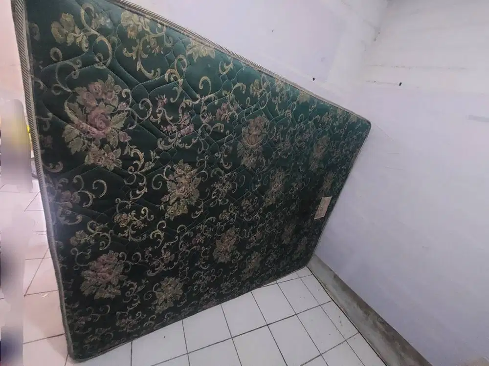 Central Springbed Deluxe 2 kasur uk. Queen 160×200 murmer seken pakai