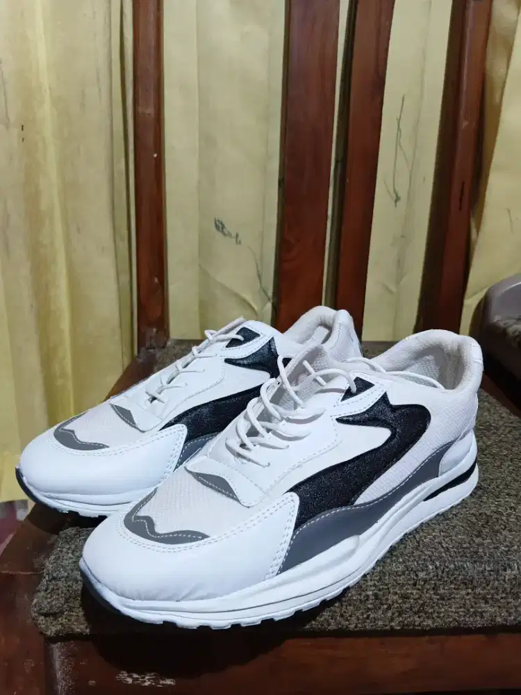 Sepatu Sneakers Pria