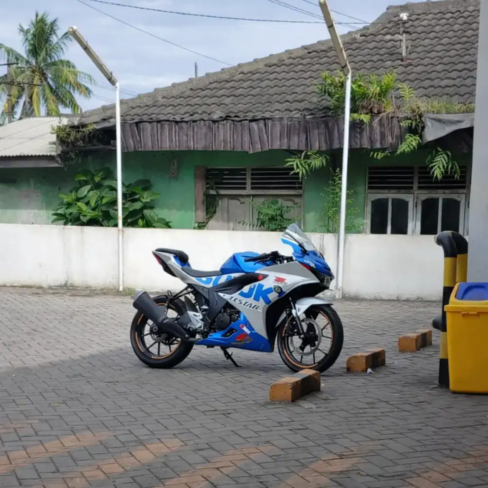 Gsx-R 150 2021 Mulus Km Rendah warna biru silver Spesial Edition