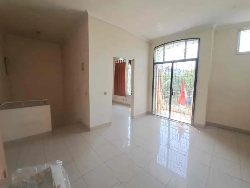 Dijual Rumah 2 Lantai di Taman Semanan Indah. Siap Huni