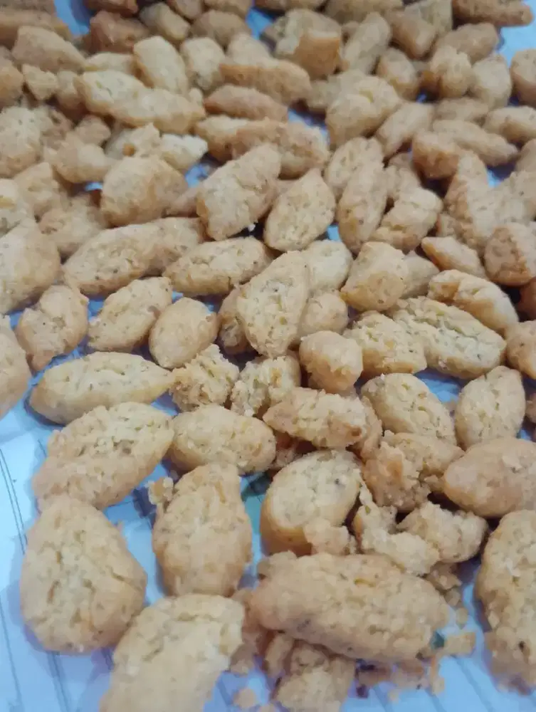 Kue kering lebaran dan biji Ketapang