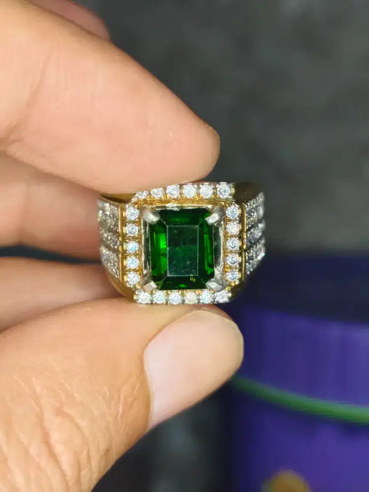Natural Chrome Diopside 2.80crt Kristal Luster Menyala Memo MRI Perak