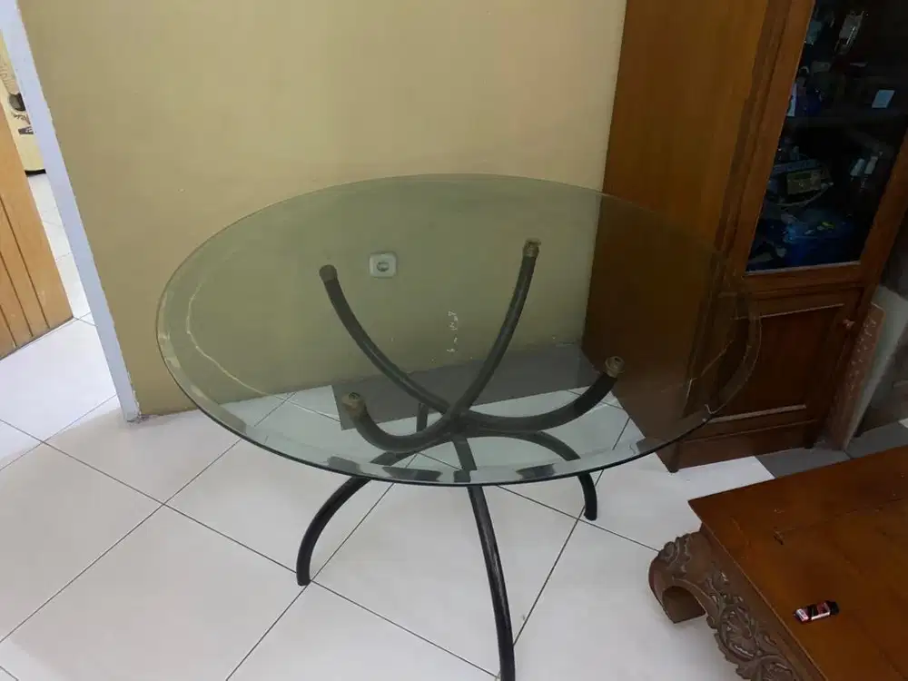 Meja Kaca - Besar & Elegan
