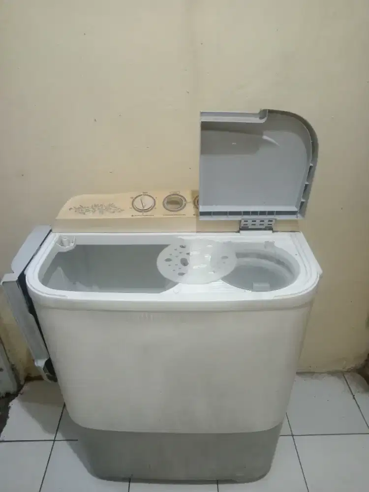 Mesin cuci 2tbg merk Sharp ES-T75MW