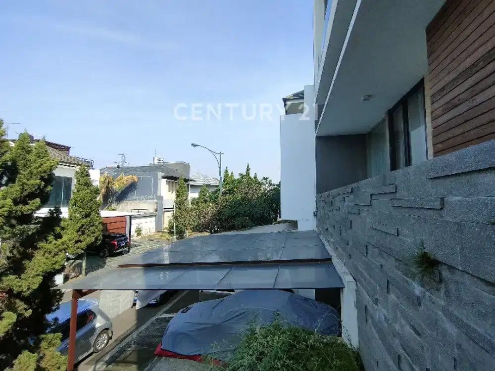 Rumah 3,5 Lantai Paling Tinggi Di Komplek Singgasana