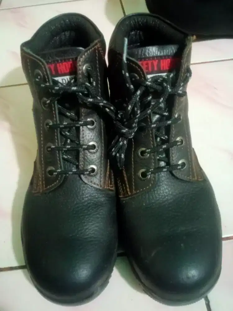 Sepatu sefty horse