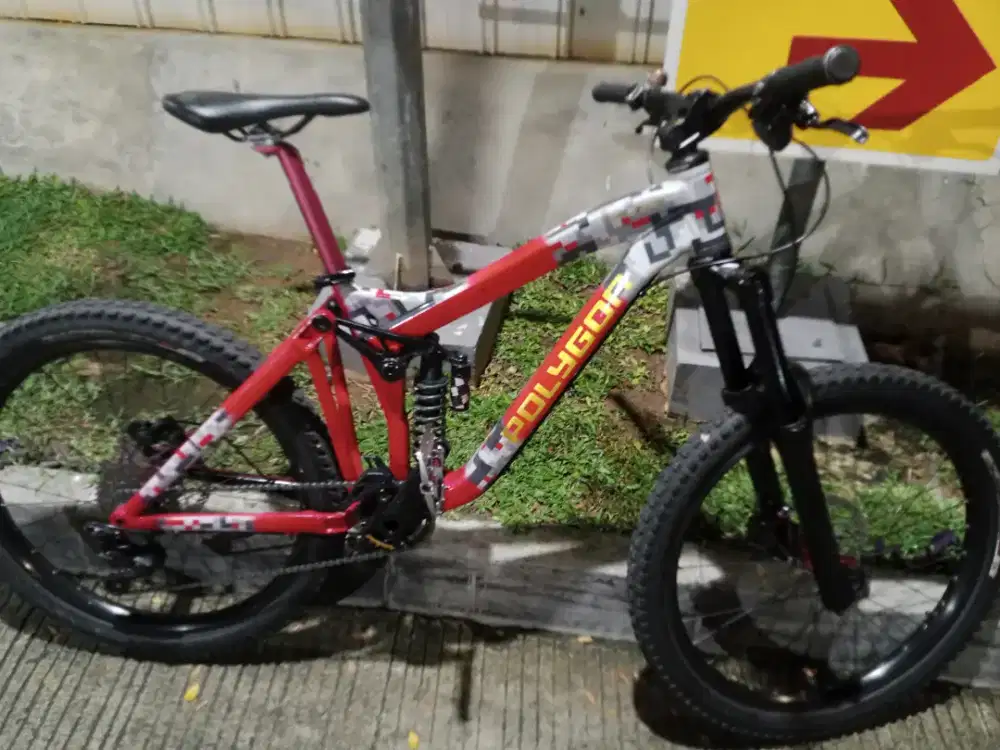 Bismillah jual sepeda Polygon Collosus dh