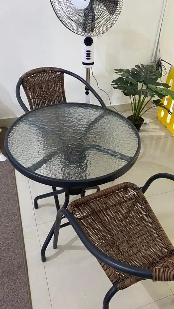 Satu set kursi meja makan teras kaca Informa