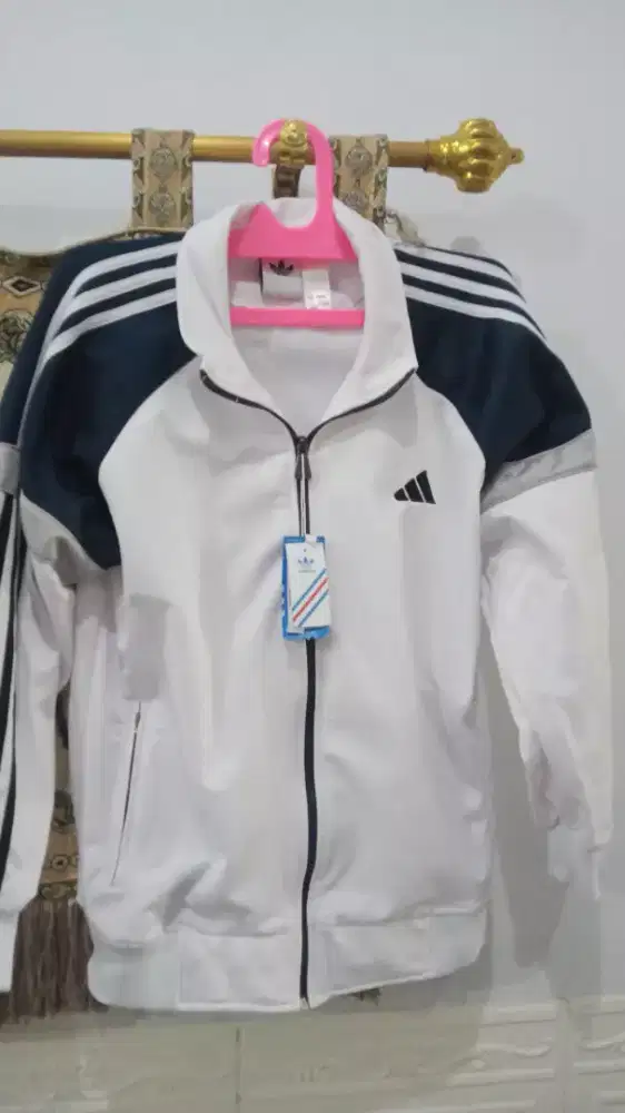 Jaket Adidas warna putih
