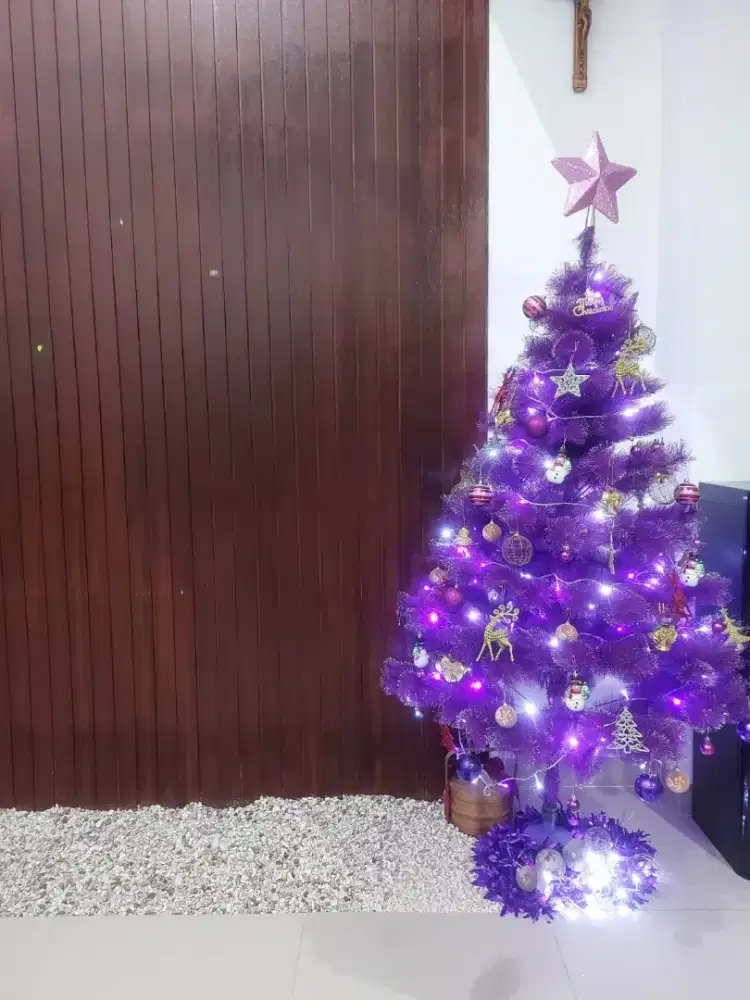Pohon natal warna ungu