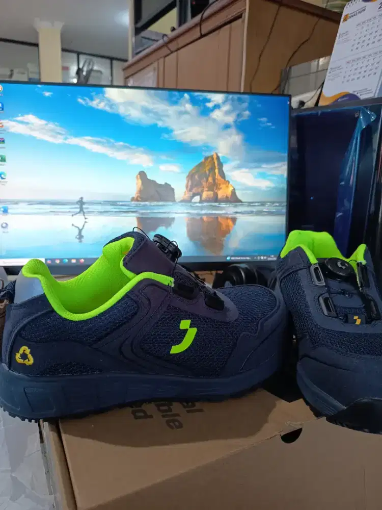 Sepatu Safety Jogger