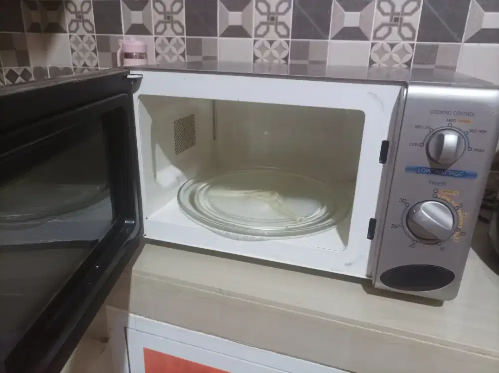 Dijual segera microwave merk Sharp utk memanaskan makanan