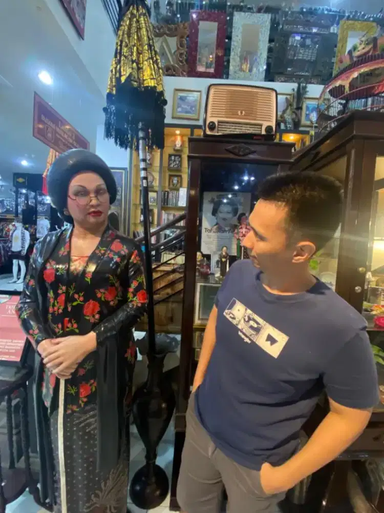 Pria di usia matang yang siap mengantarkan anda.