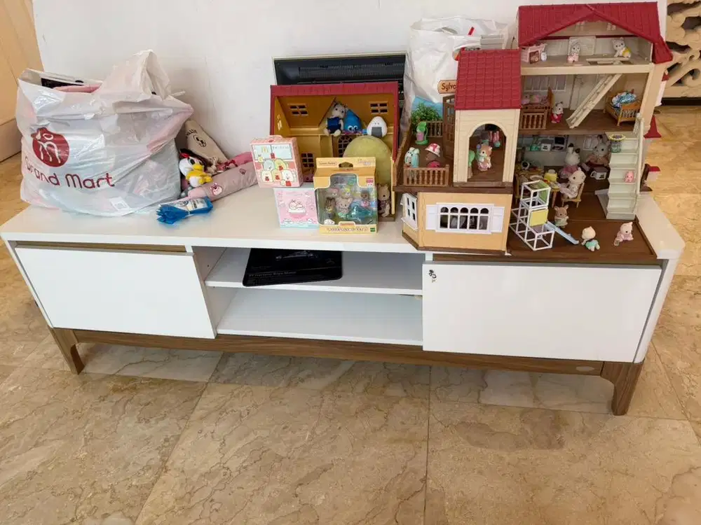 Meja tivi merk informa