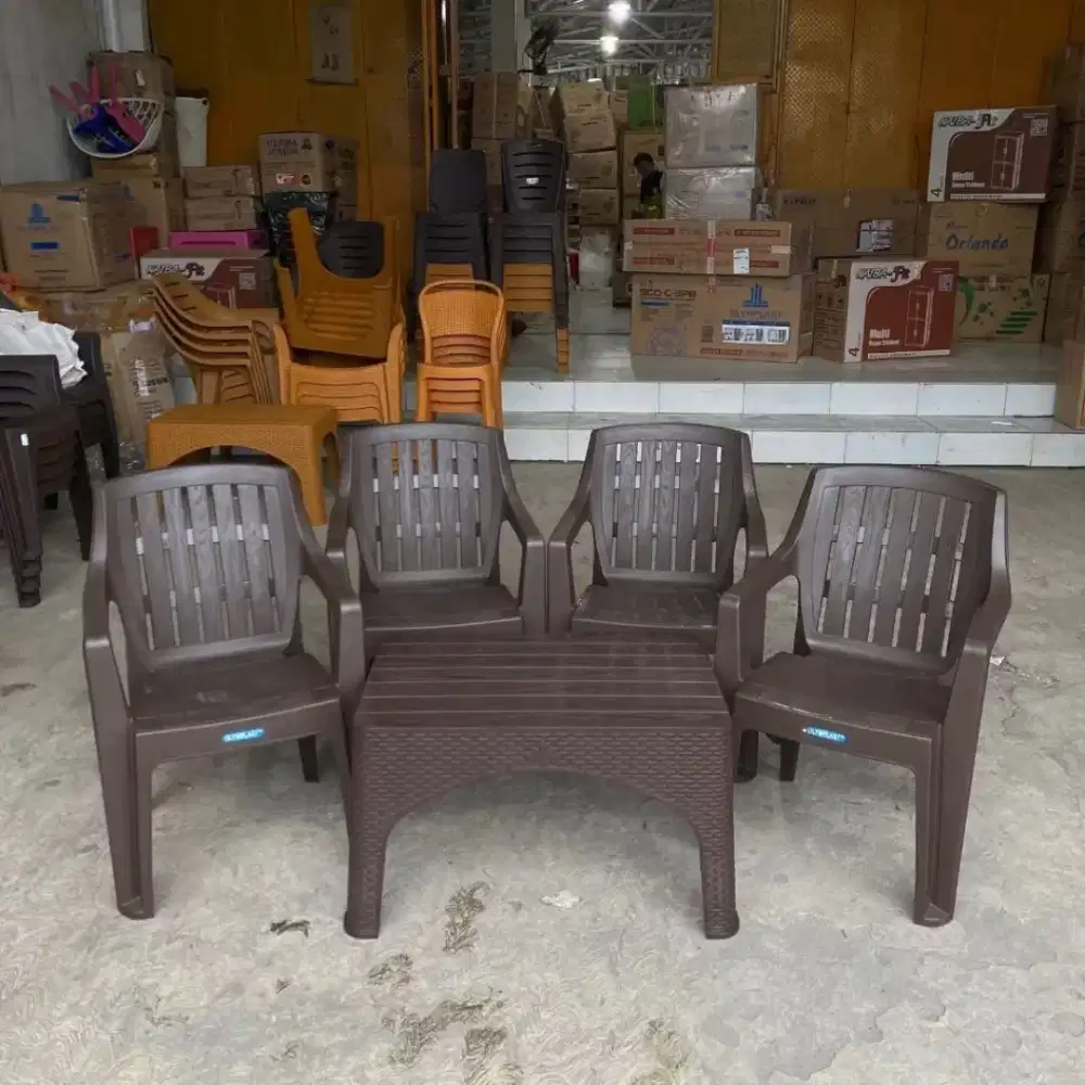4 Kursi 1 meja Plaatik Olymplast
