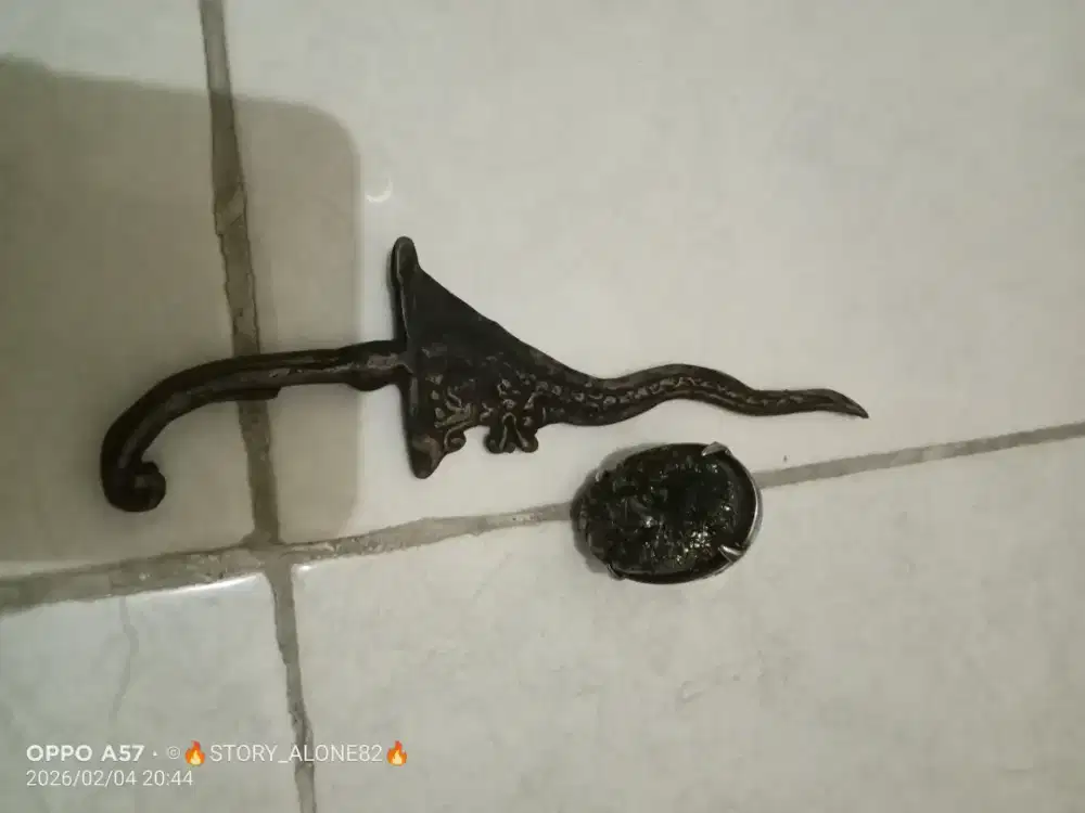 Batu badar emas sepasang