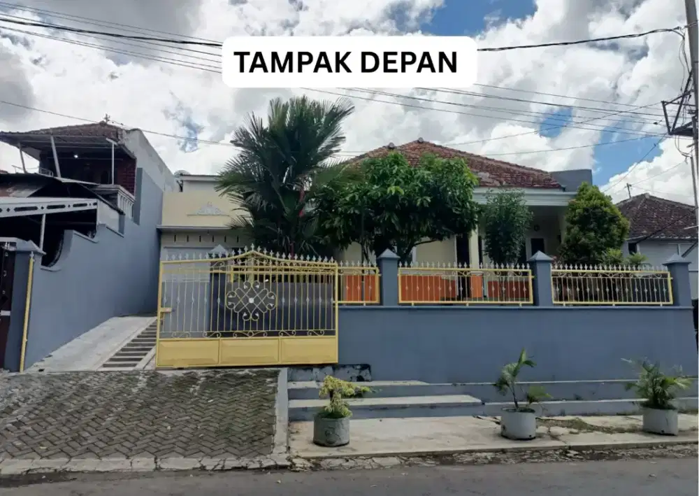 Rumah Keluarga Malang, Depan Jalan Utama, Full Furnish. Luas, Tenang.