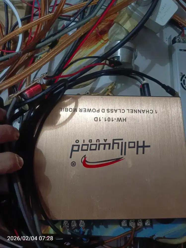 Power Amplifier mobil dan subwoofer 8 inch