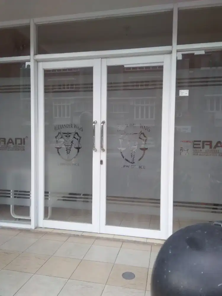 Partisi kaca pintu ruko