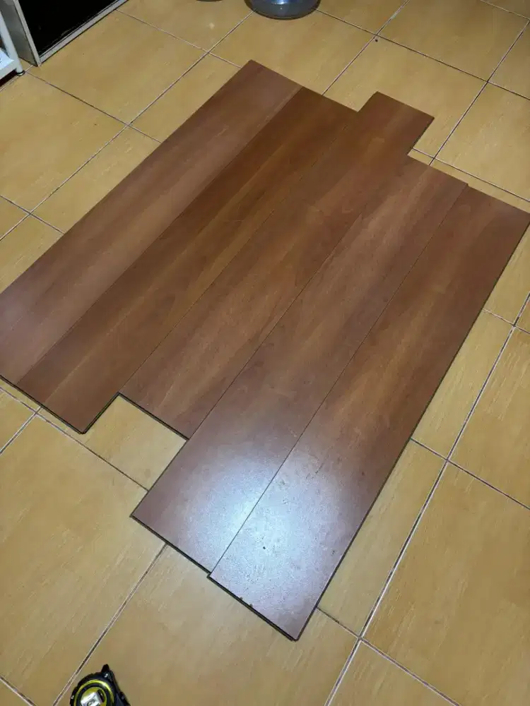 Parkit lantai kayu coklat tua second