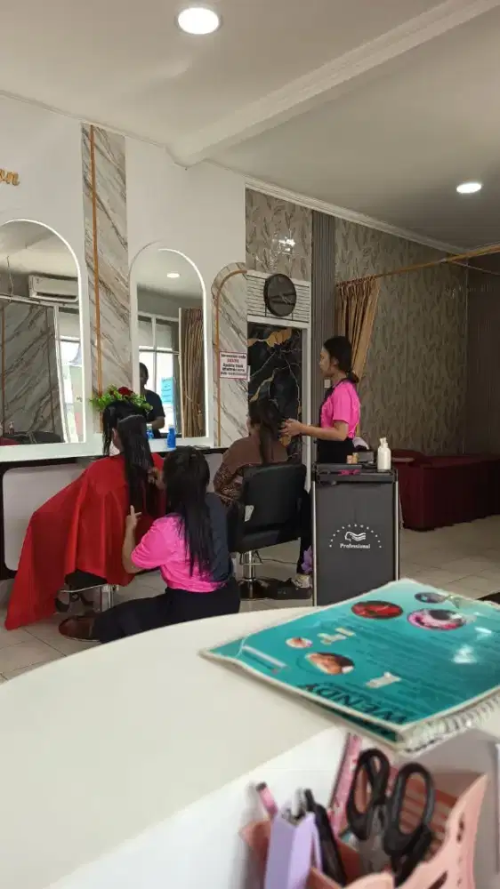 Cari pegawai salon