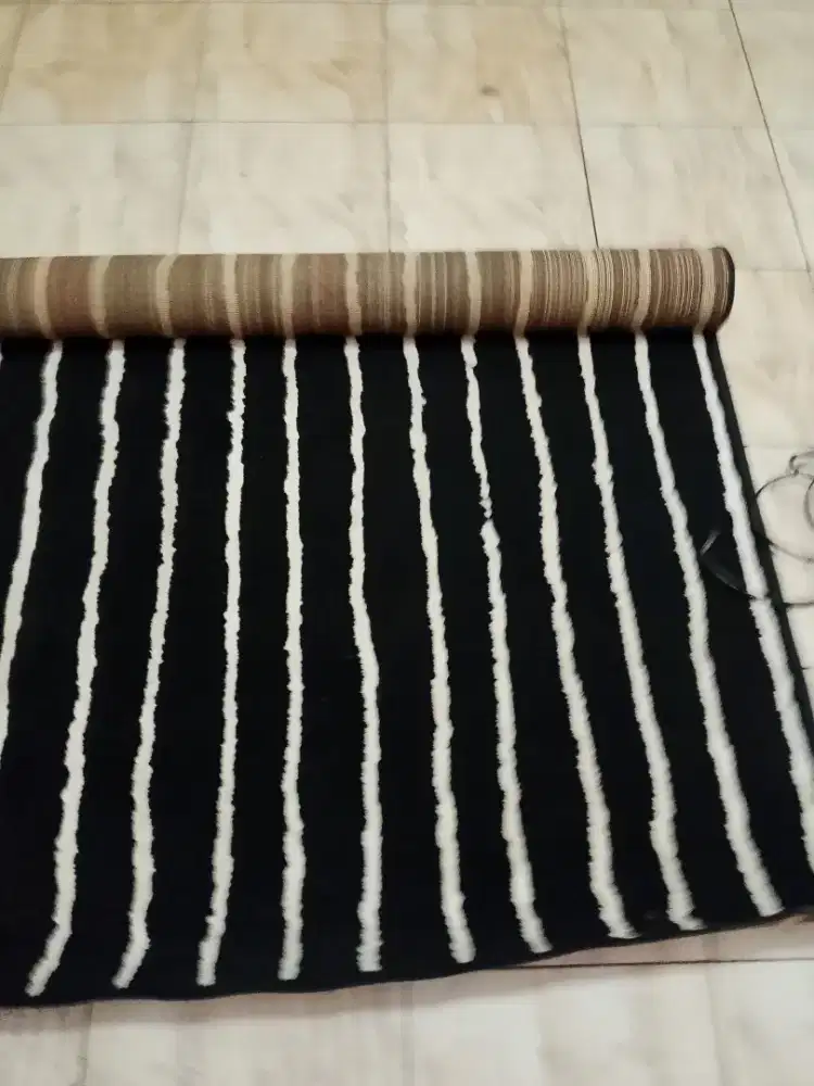 Karpet Hitam Salur Putih IKEA