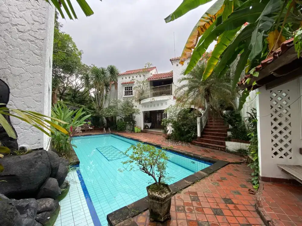 Dijual Rumah lokasi di Jl Emesde C. Kemang, Jakarta Selatan