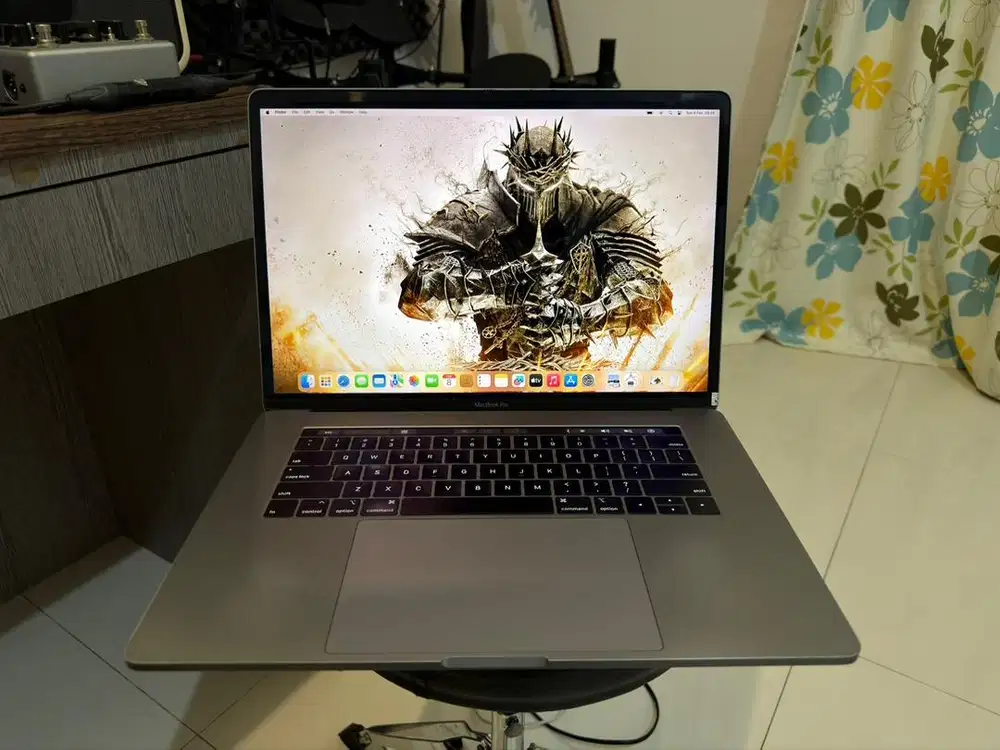 Macbook Pro i9 2019 ram 16 ssd 512 15 in dual VGA 4gb