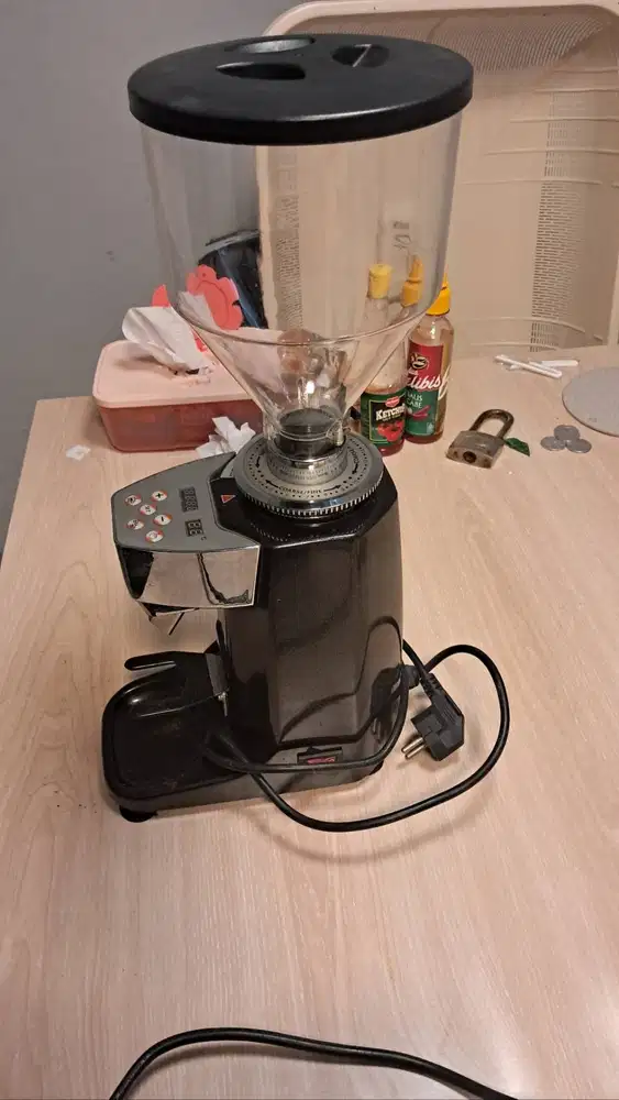 Grinder biji kopi vertikal