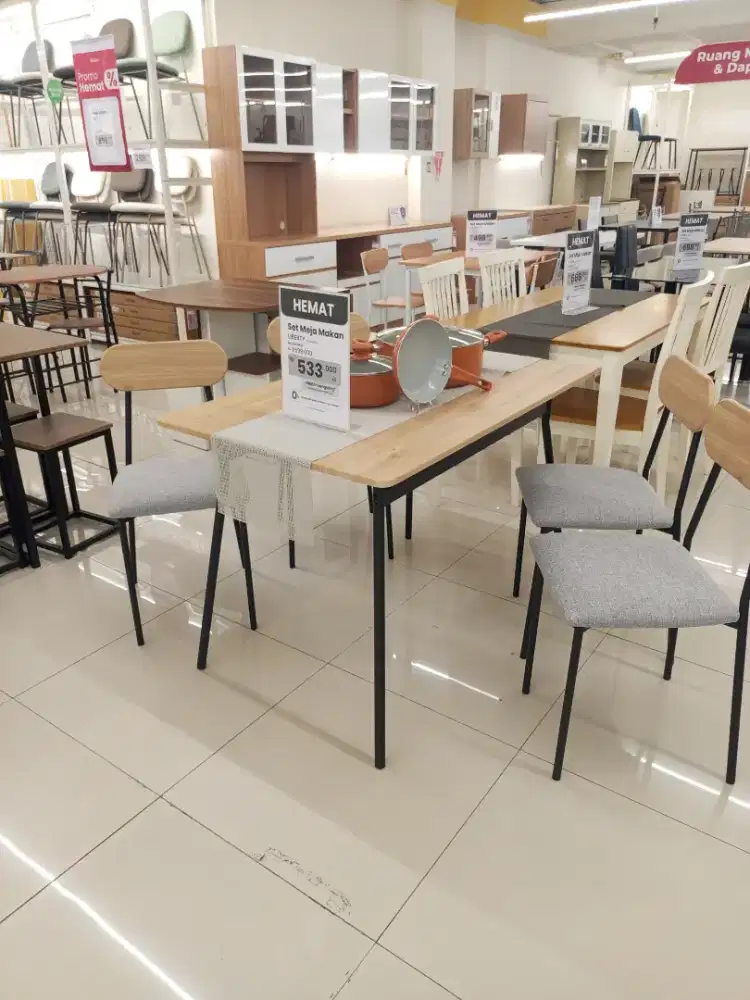 Meja makan Liberty