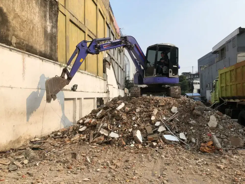 Galian basement bongkar bangunan ruko lama dengan cepat