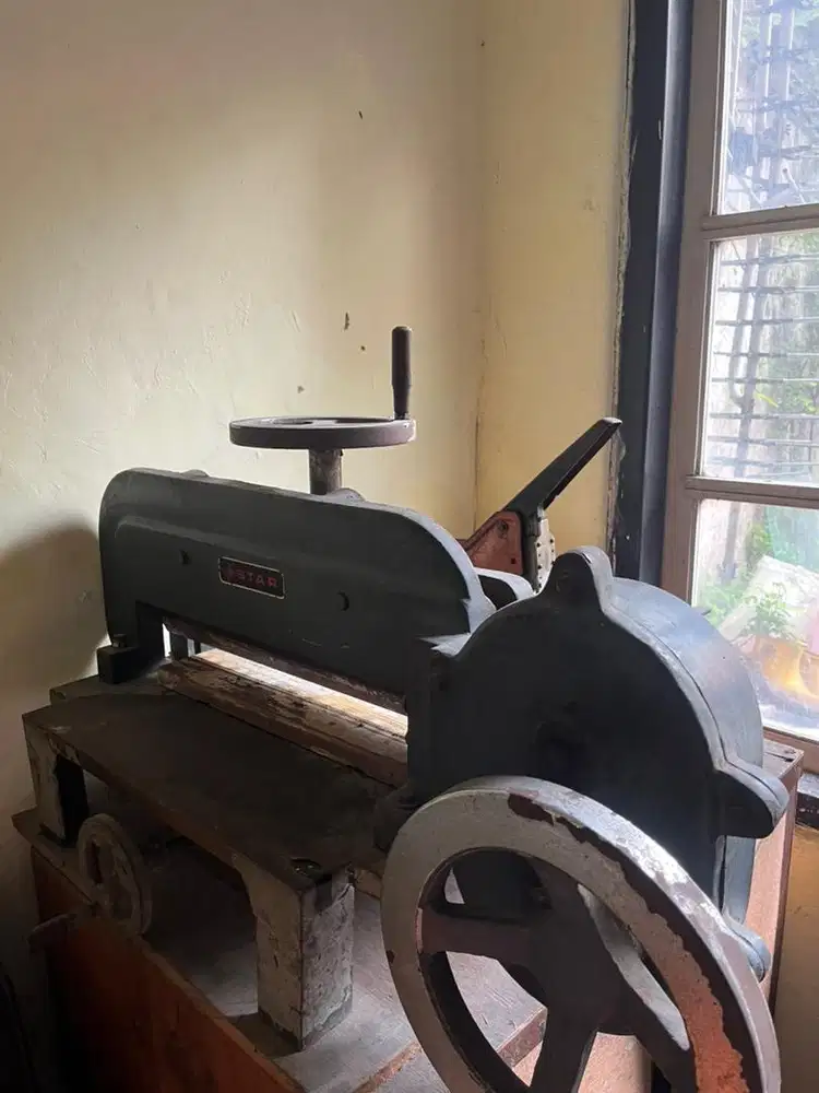 Pemotong Kertas STAR