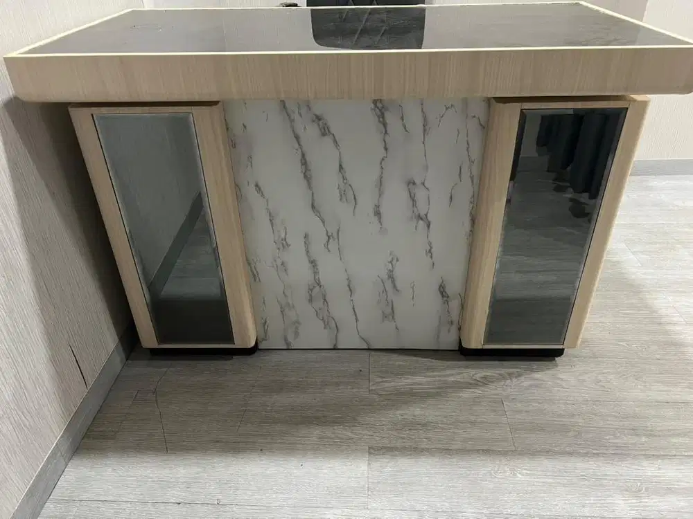 Meja Direksi/ meja kantor kondisi sangat bagus seperti baru