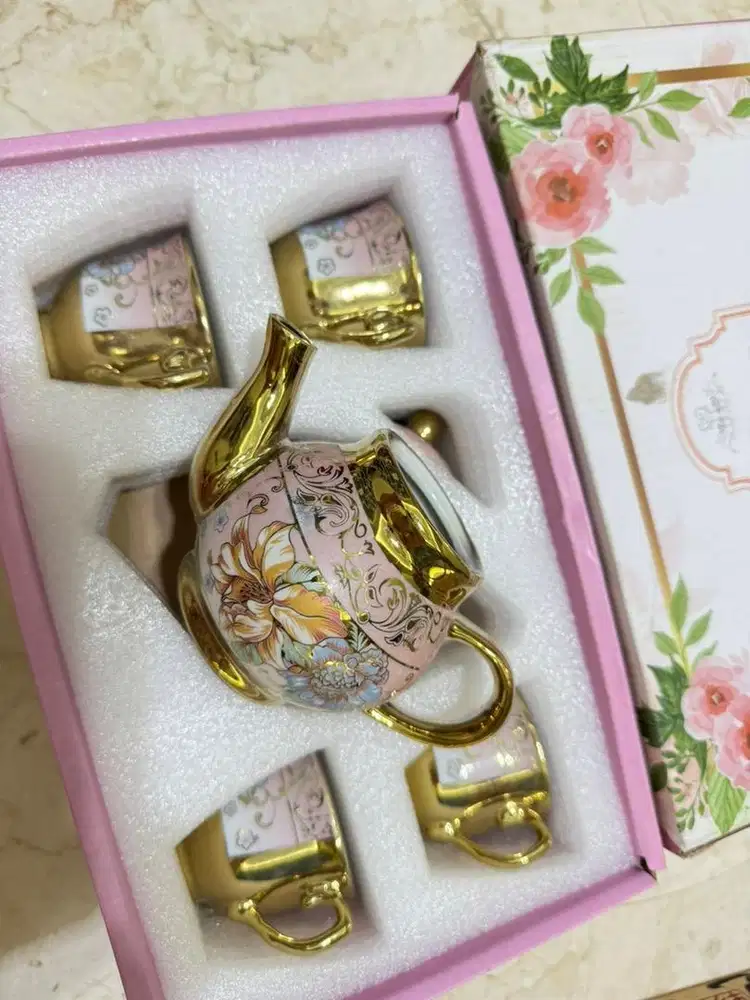 Teko + 4 set cangkir pink