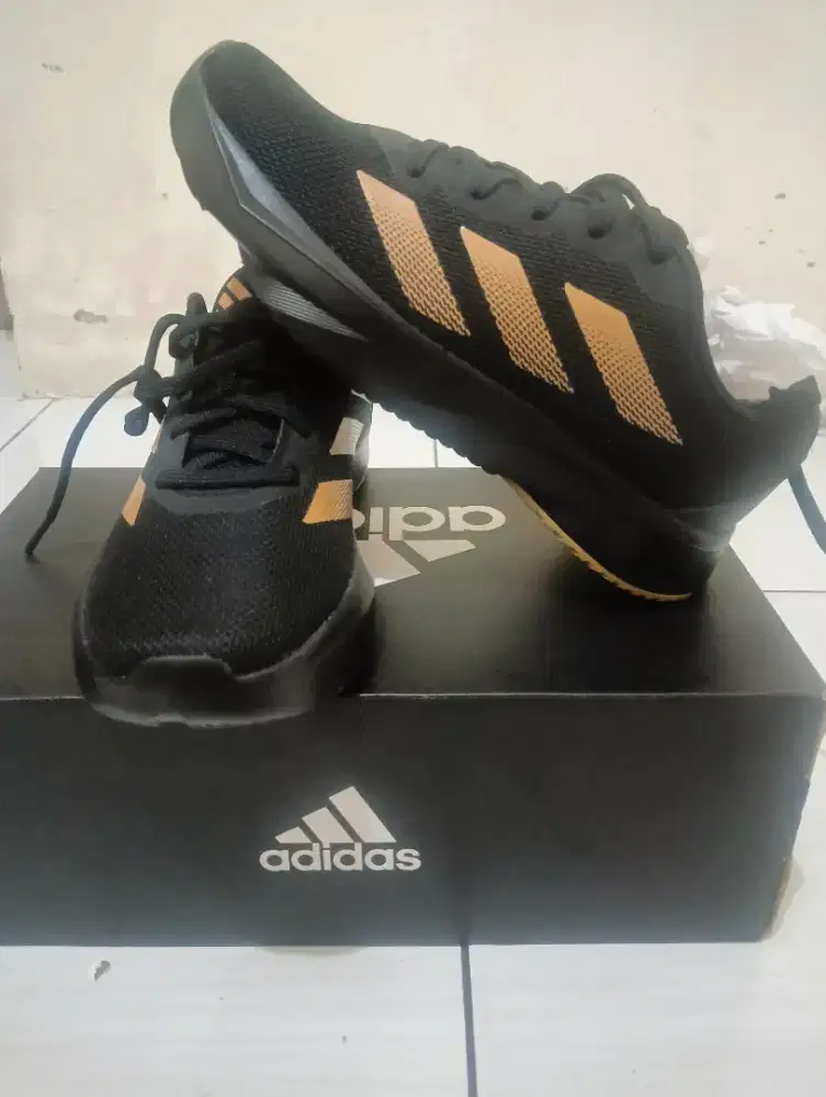Sepatu Adidas dan NB